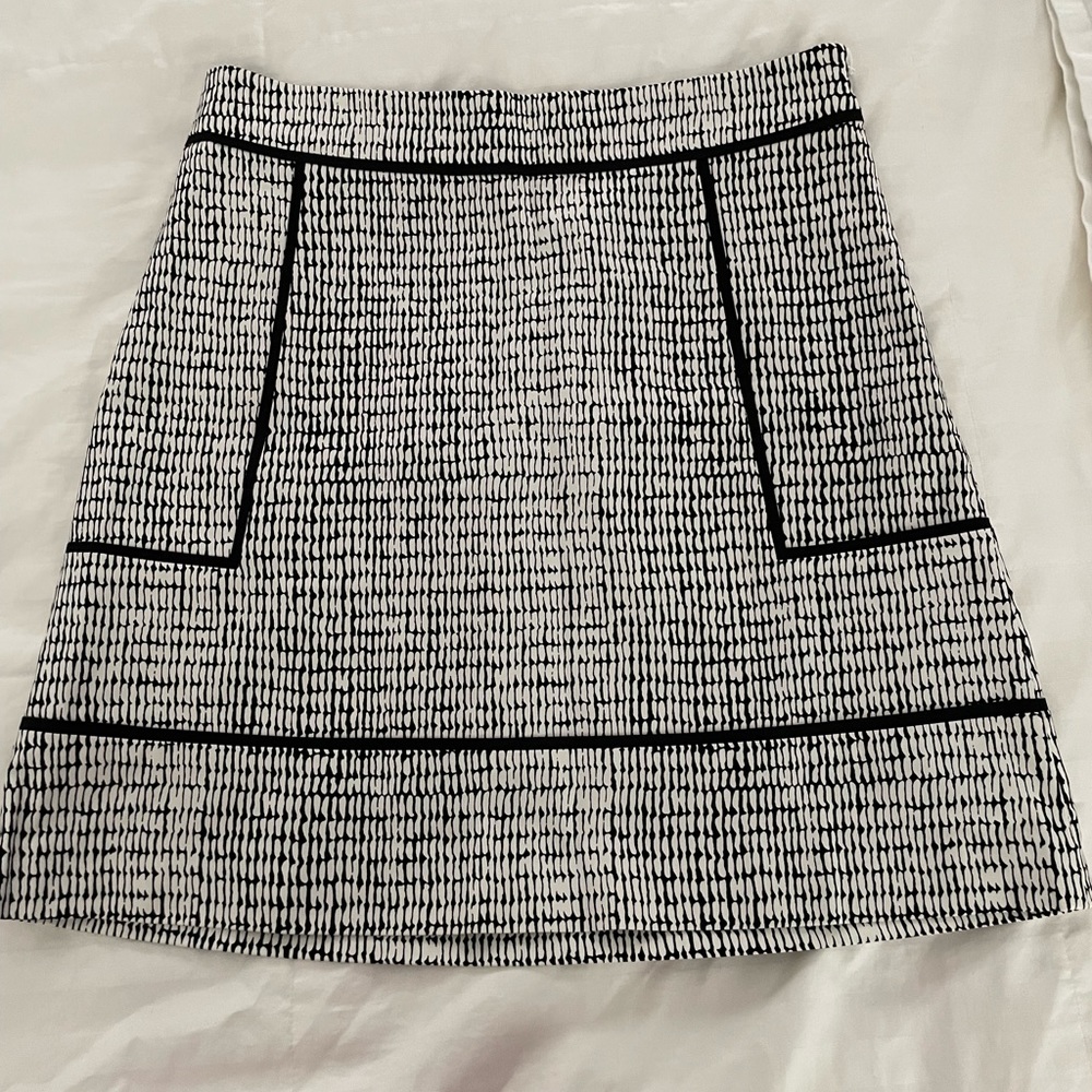 😀 3 for $20 😀 A-line black and white patterned skirt size 6